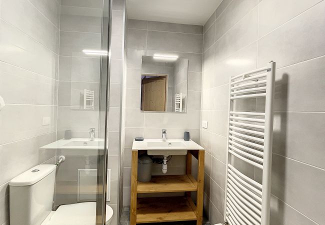 Badezimmer-im-Obergeschoss-mit-Toilette-ebenerdiger-Dusche-und-Handtuchtrockner.