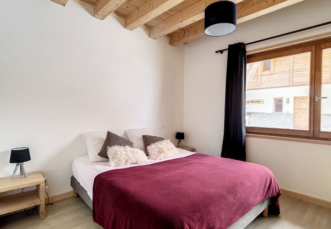 Komfortables-Schlafzimmer-mit-Doppelbett-und-Schrank
