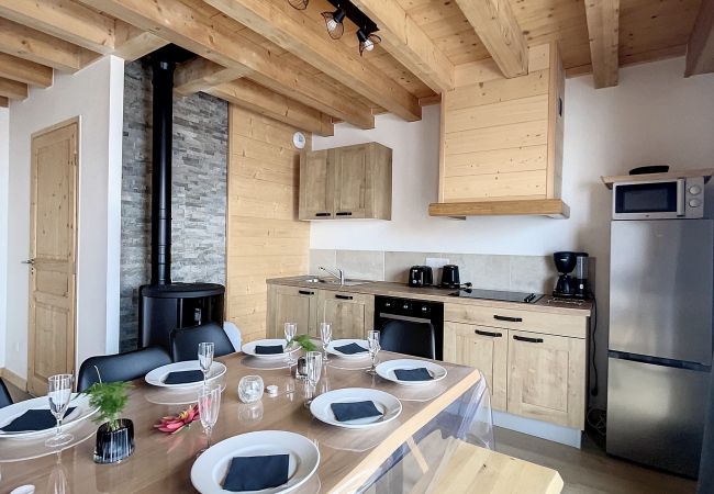 Großer-Esstisch-aus-Holz-und-Einbauküche