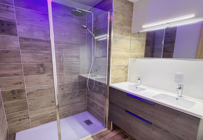 Badezimmer-mit-Dusche-und-Doppelwaschbecken