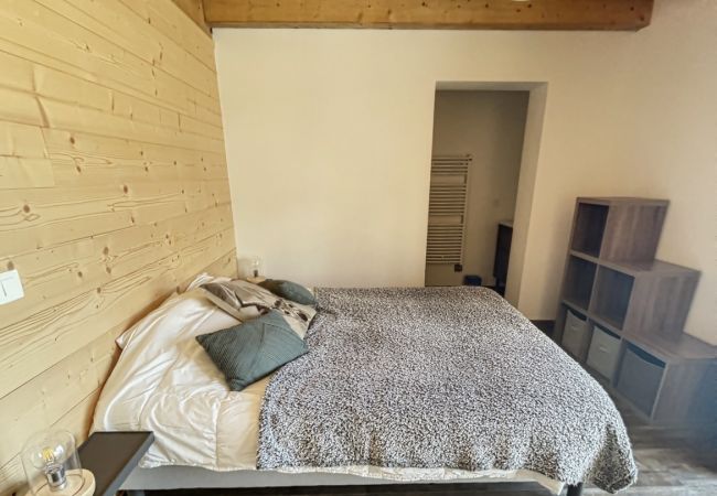 Schlafzimmer-mit-Doppelbett-und-eigenem-Bad