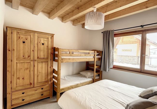 Schlafzimmer-mit-Doppelbett-und-Etagenbett-und-Kleiderschrank