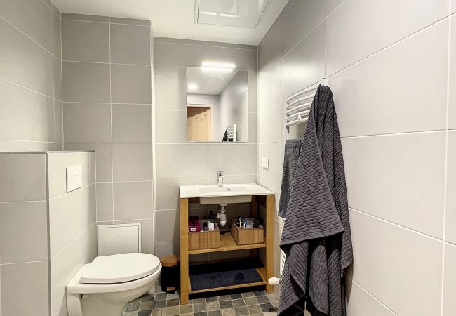 Badezimmer-mit-Toilette-und-Dusche