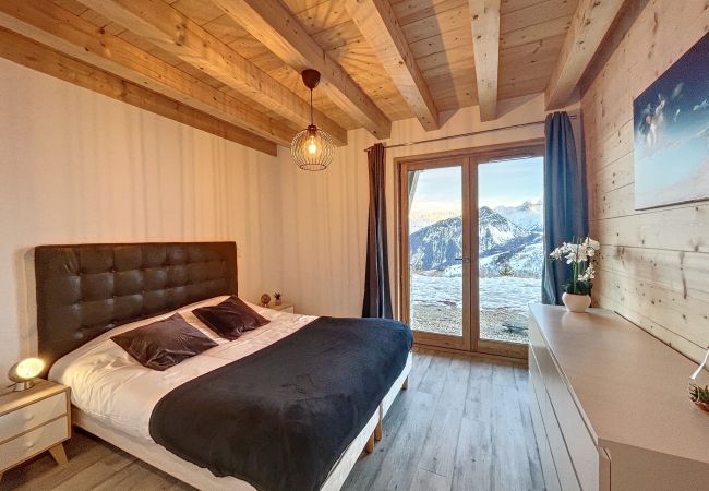 Schlafzimmer-mit-Doppelbett-und-atemberaubender-Aussicht.