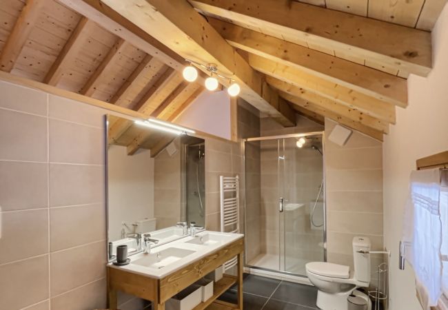 Privates-Badezimmer-mit-Dusche-und-Doppelwaschbecken
