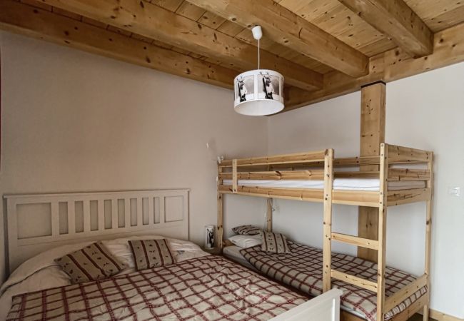 Schlafzimmer-mit-Doppelbett-und-Etagenbett.