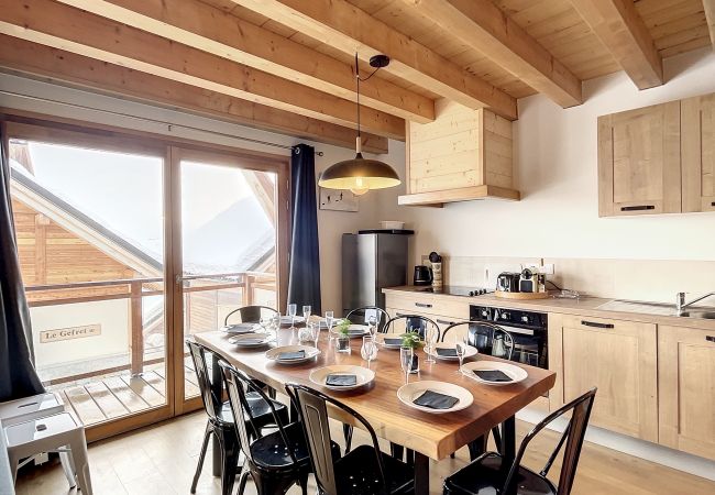 Equipped-kitchen-open-to-a-wooden-table-for-the-meal
