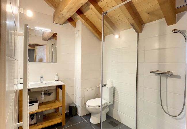 Bathroom-with-toilet-and-shower