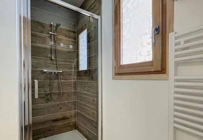 salle-d'eau-avec-cabine-de-douche 
