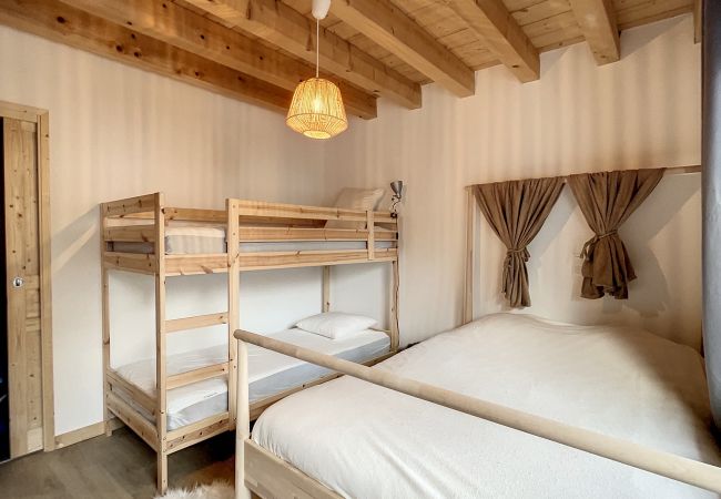 Chambre-à-coucher-avec-lit-double-et-lit-superposé