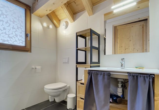 Salle-d'eau-avec-toilette-meuble-avec-vasque-et-cabine-de-douche.